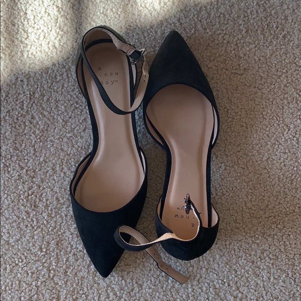 Pointed toe block heel pumps